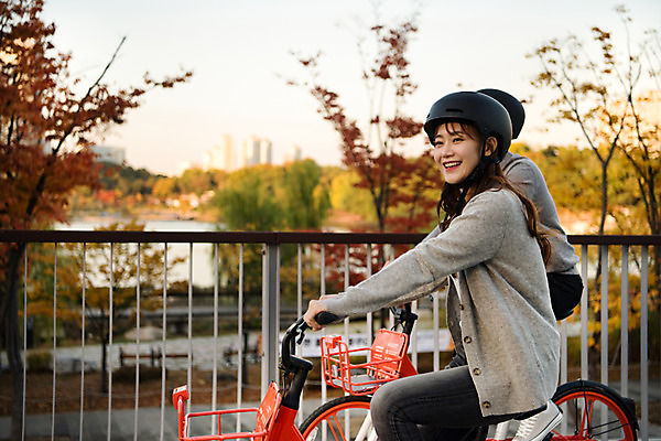 포토 JPG 주간 커플 공원 여자 남자 행복 데이트 단풍나무 사랑 미소 안전 사람 상반신 20대 성인 야외 두명 옆모습 운동 자전거 한국인 가을 승차 헬멧 즐거움 설레임 수원 성인만 공유자전거 광교호수공원 국내포토 자연요소 나무 계절 공공시설 감정 뷰포인트 단풍 관계 모션 표정 건강 동양인 청년 바이크 보호장비 경기도 호수공원 파일형식 광교