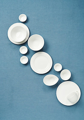 포토 JPG 스튜디오촬영 그릇 식기 접시 주방용품 실내 사람없음 하이앵글 흰색 찻잔 파란배경 종지 플랫레이 국내포토 뷰포인트 컬러 생활용품 백그라운드 잔 내부 파란색 플랫 파일형식