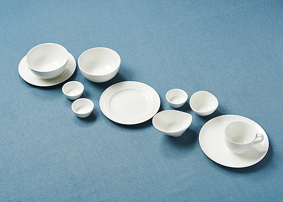 포토 JPG 스튜디오촬영 그릇 식기 접시 주방용품 실내 사람없음 하이앵글 머그컵 흰색 찻잔 파란배경 종지 국내포토 뷰포인트 컬러 생활용품 백그라운드 잔 내부 컵 파란색 파일형식