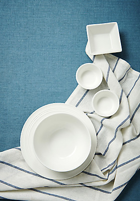 포토 JPG 스튜디오촬영 그릇 식기 접시 주방용품 실내 사람없음 하이앵글 식탁보 흰색 직물 파란배경 플랫레이 국내포토 뷰포인트 컬러 생활용품 백그라운드 내부 파란색 플랫 파일형식
