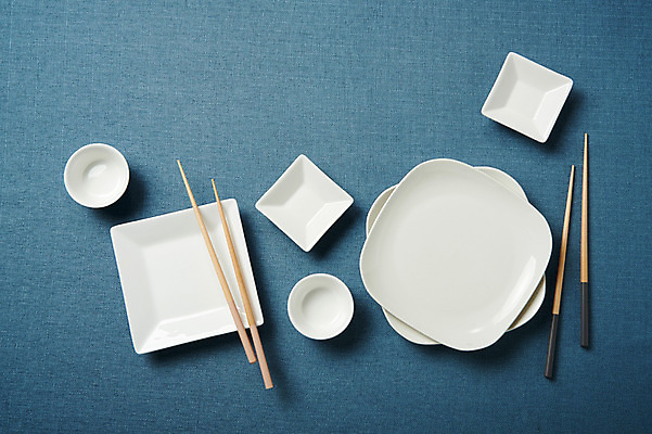 포토 JPG 스튜디오촬영 그릇 식기 접시 주방용품 실내 사람없음 하이앵글 흰색 도자기 파란배경 종지 나무젓가락 플랫레이 국내포토 뷰포인트 컬러 생활용품 백그라운드 젓가락 내부 파란색 플랫 파일형식