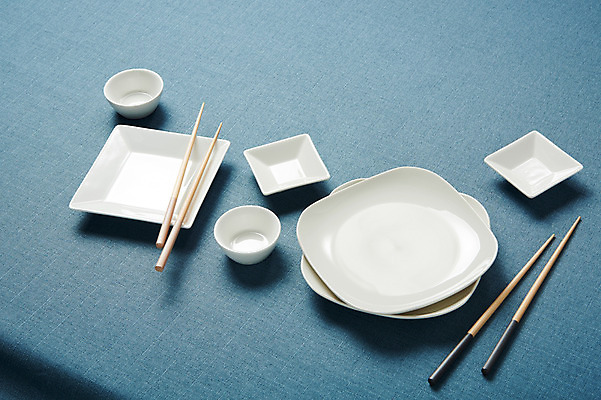 포토 JPG 스튜디오촬영 그릇 접시 주방용품 실내 사람없음 하이앵글 흰색 파란배경 종지 나무젓가락 국내포토 식기 뷰포인트 컬러 생활용품 백그라운드 젓가락 내부 파란색 파일형식