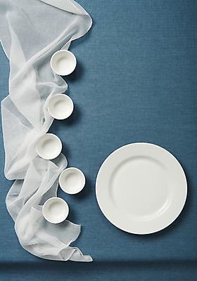 포토 JPG 스튜디오촬영 그릇 식기 접시 주방용품 실내 사람없음 하이앵글 흰색 직물 파란배경 플랫레이 국내포토 뷰포인트 컬러 생활용품 백그라운드 내부 파란색 플랫 파일형식