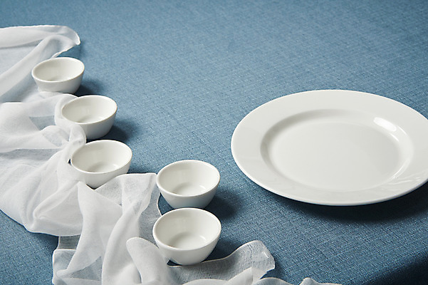 포토 JPG 스튜디오촬영 그릇 식기 접시 주방용품 실내 사람없음 하이앵글 흰색 직물 파란배경 국내포토 뷰포인트 컬러 생활용품 백그라운드 내부 파란색 파일형식