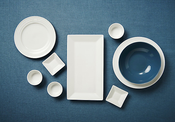 포토 JPG 스튜디오촬영 그릇 식기 접시 주방용품 실내 사람없음 하이앵글 흰색 도자기 사기그릇 파란배경 종지 플랫레이 국내포토 뷰포인트 컬러 생활용품 백그라운드 내부 파란색 플랫 파일형식