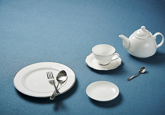 포토 JPG 스튜디오촬영 그릇 접시 포크 주전자 주방용품 실내 사람없음 하이앵글 숟가락 흰색 도자기 사기그릇 찻잔 티스푼 파란배경 국내포토 식기 뷰포인트 컬러 생활용품 백그라운드 잔 수저 내부 파란색 파일형식