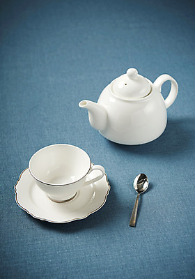 포토 JPG 스튜디오촬영 그릇 주전자 주방용품 실내 사람없음 하이앵글 흰색 도자기 찻잔 티스푼 파란배경 국내포토 식기 뷰포인트 컬러 생활용품 백그라운드 잔 내부 파란색 숟가락 파일형식