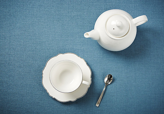 포토 JPG 스튜디오촬영 그릇 주전자 주방용품 실내 사람없음 하이앵글 흰색 도자기 찻잔 티스푼 파란배경 플랫레이 국내포토 식기 뷰포인트 컬러 생활용품 백그라운드 잔 내부 파란색 숟가락 플랫 파일형식