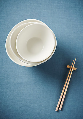 포토 JPG 스튜디오촬영 그릇 식기 주방용품 실내 사람없음 하이앵글 흰색 파란배경 나무젓가락 플랫레이 국내포토 뷰포인트 컬러 생활용품 백그라운드 젓가락 내부 파란색 플랫 파일형식