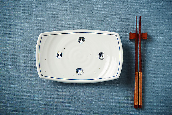 포토 JPG 스튜디오촬영 그릇 접시 주방용품 실내 사람없음 하이앵글 전통문양 도자기 사기그릇 준비 파란배경 나무젓가락 플랫레이 국내포토 전통 문양 식기 뷰포인트 생활용품 백그라운드 젓가락 내부 파란색 플랫 파일형식