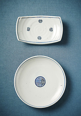 포토 JPG 스튜디오촬영 그릇 접시 주방용품 실내 사람없음 하이앵글 전통문양 도자기 사기그릇 파란배경 플랫레이 국내포토 전통 문양 식기 뷰포인트 생활용품 백그라운드 내부 파란색 플랫 파일형식