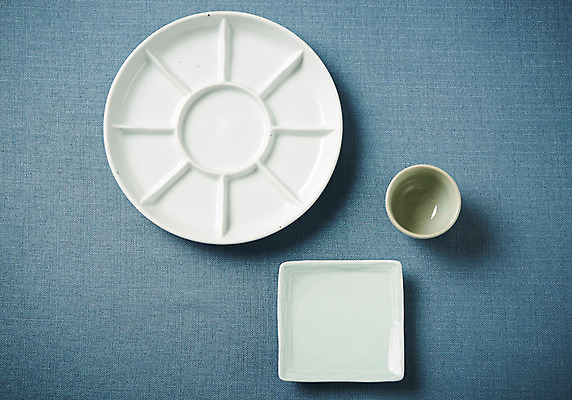 포토 JPG 스튜디오촬영 그릇 식기 접시 주방용품 실내 사람없음 하이앵글 도자기 사기그릇 파란배경 플랫레이 국내포토 뷰포인트 생활용품 백그라운드 내부 파란색 플랫 파일형식