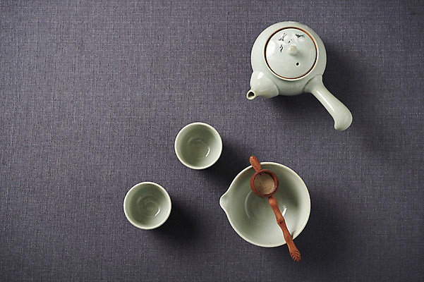 포토 JPG 스튜디오촬영 그릇 식기 회색배경 주전자 주방용품 실내 사람없음 하이앵글 도자기 사기그릇 찻잔 다기 옥색 플랫레이 국내포토 뷰포인트 컬러 생활용품 백그라운드 잔 내부 회색 플랫 다도 파일형식