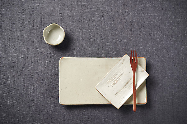 포토 JPG 스튜디오촬영 그릇 접시 회색배경 주방용품 실내 사람없음 하이앵글 도자기 사기그릇 찻잔 나무포크 플랫레이 국내포토 식기 뷰포인트 생활용품 백그라운드 포크 잔 내부 회색 플랫 파일형식