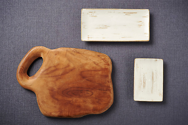 포토 JPG 스튜디오촬영 그릇 접시 회색배경 주방용품 실내 사람없음 목재 하이앵글 도자기 사기그릇 나무도마 플랫레이 국내포토 나무 식기 뷰포인트 생활용품 백그라운드 재료 도마 내부 회색 플랫 파일형식