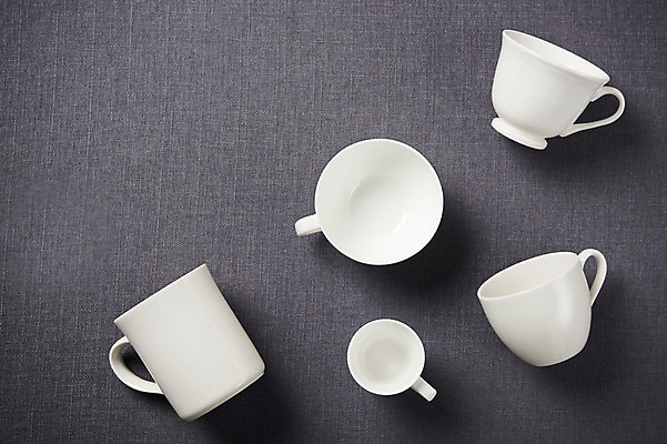 포토 JPG 스튜디오촬영 그릇 식기 회색배경 주방용품 실내 사람없음 컵 하이앵글 머그컵 흰색 찻잔 플랫레이 국내포토 뷰포인트 컬러 생활용품 백그라운드 잔 내부 회색 플랫 파일형식