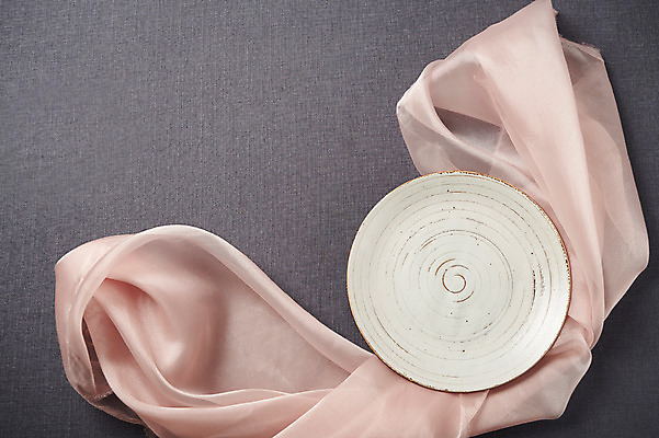 포토 JPG 스튜디오촬영 그릇 접시 분홍색 회색배경 주방용품 실내 사람없음 하이앵글 직물 도자기 사기그릇 실크 플랫레이 국내포토 식기 뷰포인트 컬러 생활용품 백그라운드 내부 회색 플랫 파일형식