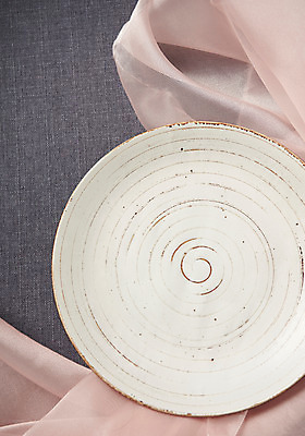 포토 JPG 스튜디오촬영 그릇 접시 분홍색 회색배경 주방용품 실내 사람없음 하이앵글 흰색 직물 도자기 사기그릇 실크 플랫레이 국내포토 식기 뷰포인트 컬러 생활용품 백그라운드 내부 회색 플랫 파일형식