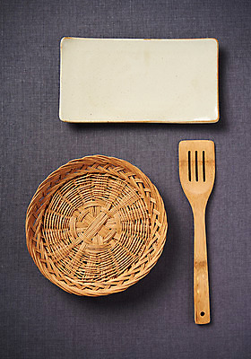 포토 JPG 스튜디오촬영 그릇 식기 접시 회색배경 주방용품 실내 사람없음 하이앵글 바구니 소쿠리 도자기 사기그릇 뒤집개 플랫레이 국내포토 뷰포인트 생활용품 백그라운드 내부 회색 플랫 파일형식