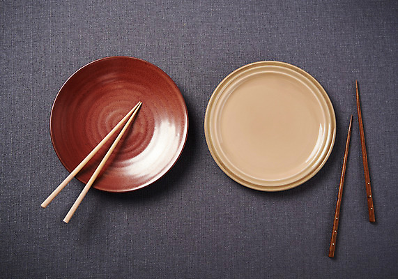 포토 JPG 스튜디오촬영 그릇 접시 회색배경 주방용품 실내 사람없음 하이앵글 도자기 사기그릇 나무젓가락 플랫레이 국내포토 식기 뷰포인트 생활용품 백그라운드 젓가락 내부 회색 플랫 파일형식