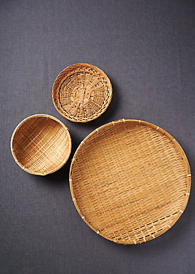 포토 JPG 스튜디오촬영 그릇 회색배경 주방용품 실내 사람없음 하이앵글 소쿠리 다양 사이즈 플랫레이 국내포토 식기 뷰포인트 생활용품 다수 백그라운드 내부 바구니 회색 플랫 파일형식