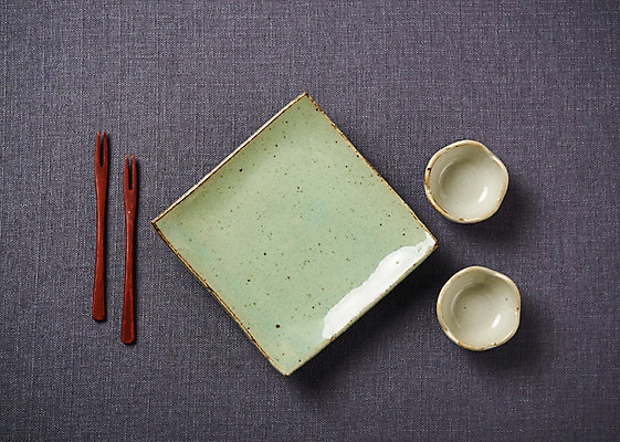 포토 JPG 스튜디오촬영 그릇 접시 회색배경 주방용품 실내 사람없음 하이앵글 도자기 사기그릇 찻잔 나무포크 플랫레이 국내포토 식기 뷰포인트 생활용품 백그라운드 포크 잔 내부 회색 플랫 파일형식