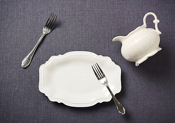 포토 JPG 스튜디오촬영 그릇 접시 포크 회색배경 주방용품 실내 사람없음 하이앵글 흰색 도자기 사기그릇 플랫레이 국내포토 식기 뷰포인트 컬러 생활용품 백그라운드 내부 회색 플랫 파일형식