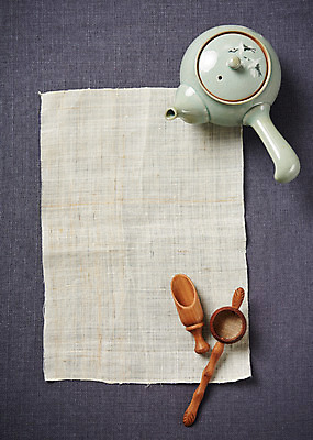 포토 JPG 스튜디오촬영 그릇 회색배경 주전자 주방용품 실내 사람없음 하이앵글 도자기 다기 삼베 플랫레이 국내포토 식기 뷰포인트 생활용품 백그라운드 내부 회색 플랫 다도 파일형식 천_직물