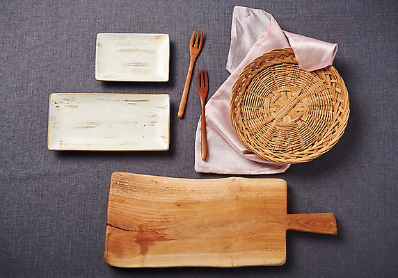 포토 JPG 스튜디오촬영 그릇 접시 회색배경 주방용품 실내 사람없음 하이앵글 소쿠리 직물 도자기 사기그릇 나무도마 나무접시 나무포크 플랫레이 국내포토 식기 뷰포인트 생활용품 백그라운드 포크 도마 내부 목재 바구니 회색 플랫 파일형식