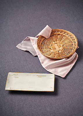 포토 JPG 스튜디오촬영 그릇 접시 회색배경 주방용품 실내 사람없음 하이앵글 소쿠리 직물 도자기 사기그릇 플랫레이 국내포토 식기 뷰포인트 생활용품 백그라운드 내부 바구니 회색 플랫 파일형식