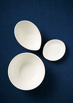 포토 JPG 스튜디오촬영 그릇 식기 주방용품 실내 사람없음 하이앵글 흰색 파란배경 플랫레이 국내포토 뷰포인트 컬러 생활용품 백그라운드 내부 파란색 플랫 파일형식