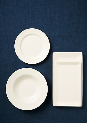 포토 JPG 스튜디오촬영 그릇 식기 접시 주방용품 실내 사람없음 하이앵글 흰색 도자기 사기그릇 파란배경 플랫레이 국내포토 뷰포인트 컬러 생활용품 백그라운드 내부 파란색 플랫 파일형식