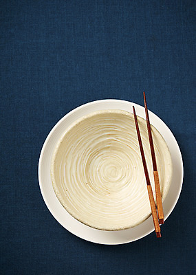 포토 JPG 스튜디오촬영 그릇 접시 주방용품 실내 사람없음 하이앵글 도자기 사기그릇 파란배경 나무젓가락 플랫레이 국내포토 식기 뷰포인트 생활용품 백그라운드 젓가락 내부 파란색 플랫 파일형식