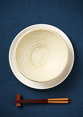 포토 JPG 스튜디오촬영 그릇 식기 접시 주방용품 실내 사람없음 하이앵글 도자기 사기그릇 파란배경 나무젓가락 플랫레이 국내포토 뷰포인트 생활용품 백그라운드 젓가락 내부 파란색 플랫 파일형식