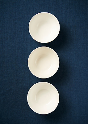 포토 JPG 스튜디오촬영 그릇 식기 주방용품 실내 사람없음 하이앵글 흰색 파란배경 플랫레이 국내포토 뷰포인트 컬러 생활용품 백그라운드 내부 파란색 플랫 파일형식