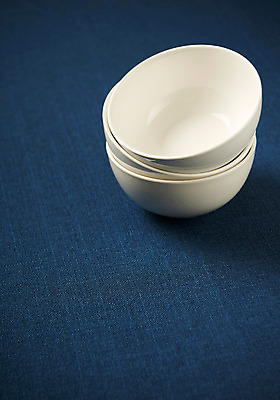 포토 JPG 스튜디오촬영 그릇 식기 주방용품 실내 사람없음 하이앵글 쌓기 흰색 파란배경 겹침 국내포토 뷰포인트 컬러 생활용품 백그라운드 모션 내부 파란색 파일형식