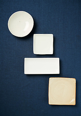 포토 JPG 스튜디오촬영 그릇 식기 접시 주방용품 실내 사람없음 하이앵글 흰색 도자기 사기그릇 파란배경 플랫레이 국내포토 뷰포인트 컬러 생활용품 백그라운드 내부 파란색 플랫 파일형식