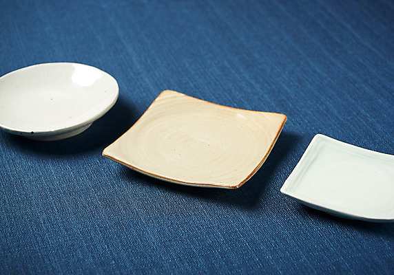 포토 JPG 스튜디오촬영 그릇 식기 접시 주방용품 실내 사람없음 하이앵글 도자기 사기그릇 파란배경 국내포토 뷰포인트 생활용품 백그라운드 내부 파란색 파일형식