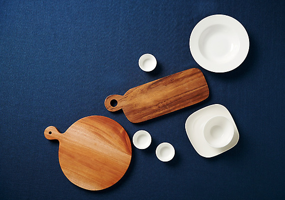 포토 JPG 스튜디오촬영 그릇 식기 접시 주방용품 실내 사람없음 하이앵글 흰색 파란배경 종지 나무도마 나무쟁반 플랫레이 국내포토 뷰포인트 컬러 생활용품 백그라운드 도마 쟁반 내부 목재 파란색 플랫 파일형식