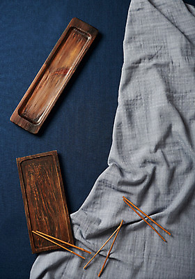 포토 JPG 스튜디오촬영 그릇 주방용품 실내 사람없음 목재 하이앵글 직물 파란배경 나무젓가락 나무쟁반 나무접시 플랫레이 국내포토 나무 식기 접시 뷰포인트 생활용품 백그라운드 재료 젓가락 쟁반 내부 파란색 플랫 파일형식