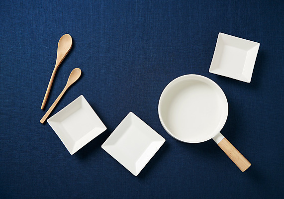 포토 JPG 스튜디오촬영 그릇 식기 접시 주방용품 실내 사람없음 하이앵글 흰색 프라이팬 파란배경 나무숟가락 플랫레이 국내포토 뷰포인트 컬러 생활용품 백그라운드 내부 파란색 숟가락 플랫 파일형식