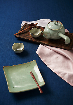 포토 JPG 스튜디오촬영 그릇 접시 주전자 주방용품 실내 사람없음 하이앵글 직물 도자기 사기그릇 찻잔 다기 찻주전자 파란배경 나무쟁반 나무포크 국내포토 식기 뷰포인트 생활용품 백그라운드 포크 잔 쟁반 내부 목재 파란색 다도 파일형식