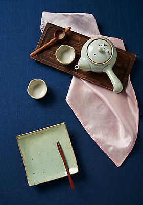 포토 JPG 스튜디오촬영 그릇 접시 주전자 주방용품 실내 사람없음 하이앵글 직물 도자기 사기그릇 찻잔 다기 찻주전자 파란배경 나무쟁반 플랫레이 국내포토 식기 뷰포인트 생활용품 백그라운드 잔 쟁반 내부 목재 파란색 플랫 다도 파일형식