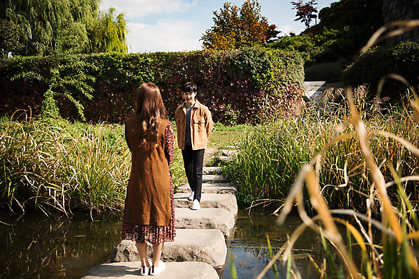 포토 JPG 주간 전신 커플 여자 남자 행복 프로포즈 데이트 사랑 사람 20대 성인 야외 두명 앞모습 뒷모습 마주보기 한국인 연못 설레임 건너기 돌징검다리 수원 징검다리 성인만 수원화성 국내포토 자연요소 감정 뷰포인트 한국건축 관계 모션 동양인 청년 다리 경기도 랜드마크 가교 파일형식