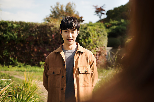 포토 JPG 주간 커플 응시 여자 남자 행복 프로포즈 데이트 사랑 사람 상반신 20대 성인 야외 두명 앞모습 뒷모습 아웃포커스 마주보기 한국인 설레임 수원 성인만 수원화성 국내포토 자연요소 시선 감정 뷰포인트 한국건축 관계 모션 촬영기법 동양인 청년 경기도 랜드마크 파일형식