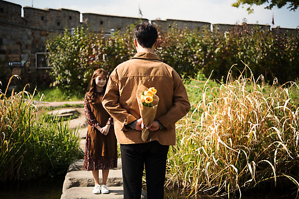 포토 JPG 주간 전신 커플 여자 남자 행복 꽃다발 프로포즈 데이트 사랑 사람 상반신 20대 성인 야외 두명 앞모습 뒷모습 마주보기 한국인 성 성벽 설레임 숨김 돌징검다리 수원 징검다리 성인만 수원화성 국내포토 자연요소 건축물 꽃 감정 뷰포인트 컨셉 한국건축 관계 모션 동양인 청년 다리_건축물 경기도 랜드마크 파일형식