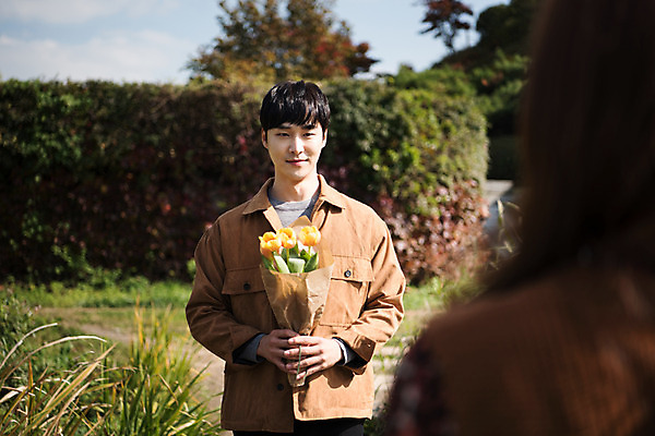 포토 JPG 주간 커플 여자 남자 행복 꽃다발 프로포즈 데이트 사랑 서기 미소 들기 사람 상반신 20대 성인 야외 두명 앞모습 뒷모습 마주보기 한국인 설레임 수원 성인만 수원화성 국내포토 자연요소 꽃 감정 뷰포인트 한국건축 관계 모션 표정 동양인 청년 경기도 랜드마크 파일형식