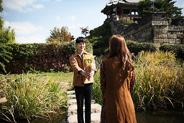 포토 JPG 주간 커플 응시 여자 남자 행복 꽃다발 프로포즈 데이트 사랑 미소 사람 상반신 20대 성인 야외 두명 앞모습 뒷모습 마주보기 한국인 성 손내밀기 주기 성벽 설레임 돌징검다리 수원 징검다리 성인만 방화수류정 수원화성 국내포토 자연요소 건축물 시선 꽃 감정 뷰포인트 한국건축 관계 모션 표정 동양인 손짓 청년 문화재 다리_건축물 경기도 랜드마크 파일형식