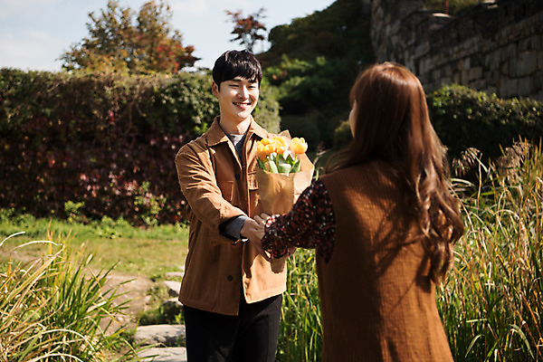 포토 JPG 주간 커플 여자 남자 행복 꽃다발 프로포즈 데이트 사랑 미소 사람 상반신 20대 성인 야외 두명 앞모습 뒷모습 마주보기 한국인 주기 성벽 설레임 돌징검다리 수원 징검다리 성인만 수원화성 국내포토 자연요소 꽃 감정 뷰포인트 한국건축 관계 모션 표정 동양인 청년 다리_건축물 경기도 랜드마크 파일형식