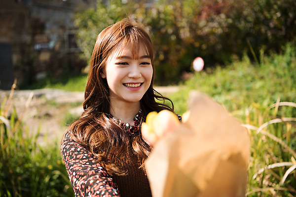 포토 JPG 주간 여자 행복 꽃다발 프로포즈 데이트 사랑 한명 미소 사람 상반신 20대 성인 야외 앞모습 아웃포커스 한국인 설레임 수원 성인여자한명만 수원화성 국내포토 자연요소 1 꽃 감정 뷰포인트 한국건축 촬영기법 표정 동양인 청년 경기도 랜드마크 여자한명만 성인여자만 파일형식